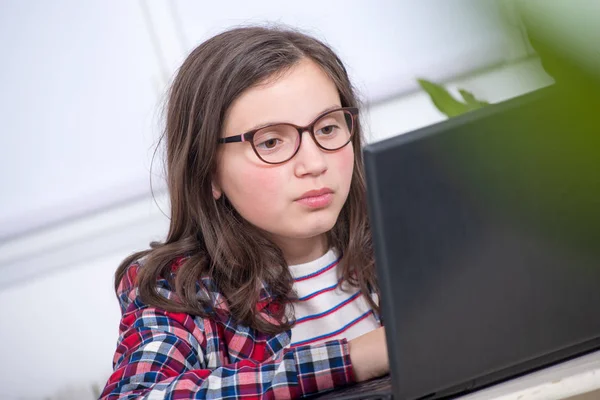 Adolescente chica haciendo su tarea —  Fotos de Stock