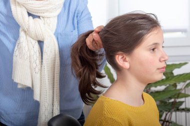 genç bir at kuyruğu yapma