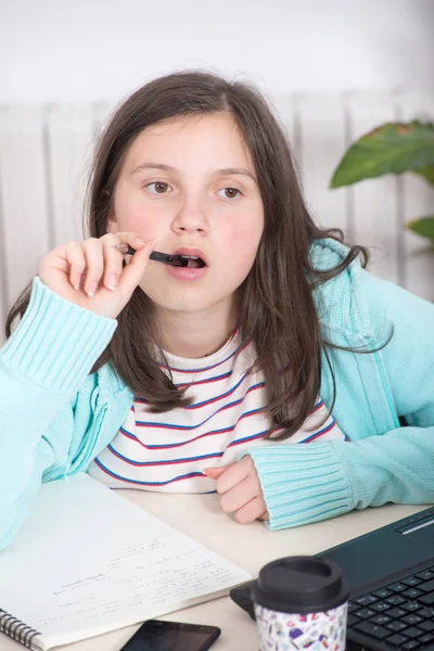 Young teenage girl is doing her homework — Stock Photo, Image