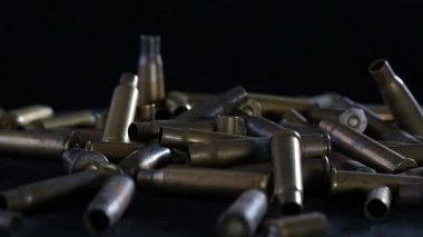 Kurşun, kartuş, cephane, mühimmat yere düşmek 