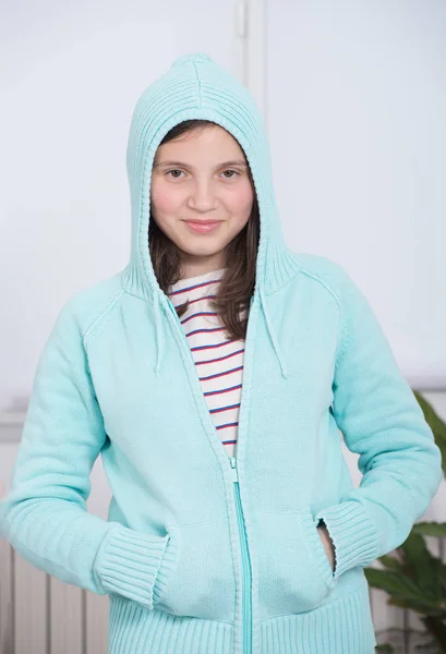Mladá dívka s modrou kapucí na hlavě — Stock fotografie
