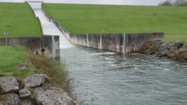 Fluxo Água Barragem — Vídeo de Stock