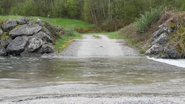 小さな道路 スローモーションの洪水で川が氾濫 — ストック動画