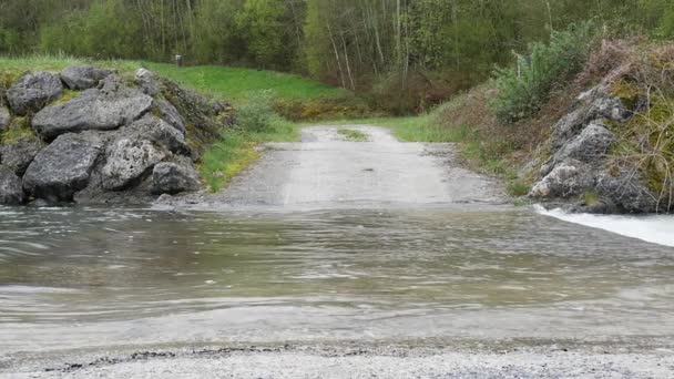 Pequeño Camino Inundado Por Río Inundación Cámara Lenta — Vídeos de Stock