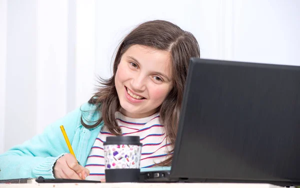 Teenage girl doing her homework — Stock Photo, Image