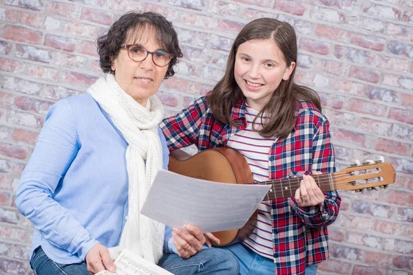 Joven adolescente aprendiendo a tocar la guitarra con su profesor —  Fotos de Stock