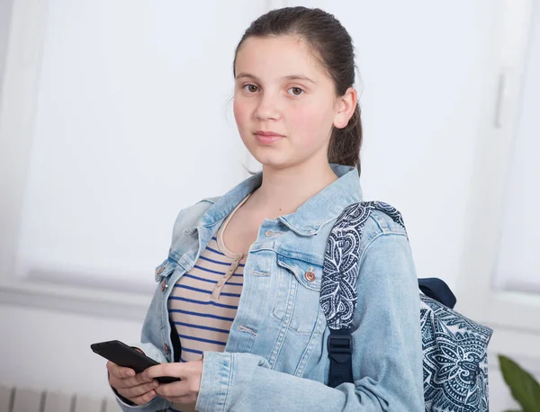 Porträtt av skolflicka med telefon — Stockfoto