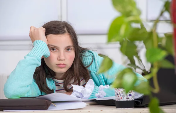 Uttråkad tonårig flicka gör sina läxor — Stockfoto