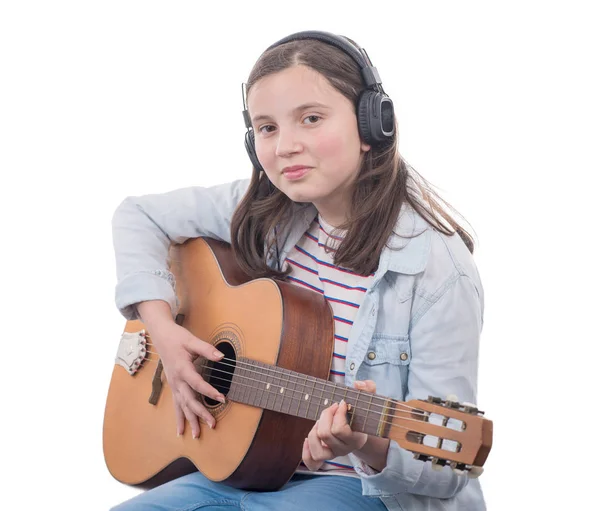 Uśmiechnięta dziewczyna nastolatek gra gitara akustyczna na białym — Zdjęcie stockowe