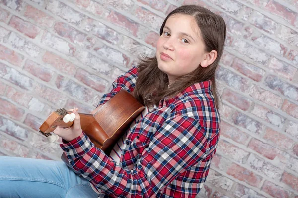 Sonriente adolescente jugando guitarra —  Fotos de Stock