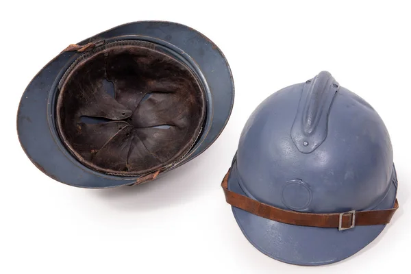 Twee Franse militaire helm van de eerste Wereldoorlog op witte backg — Stockfoto