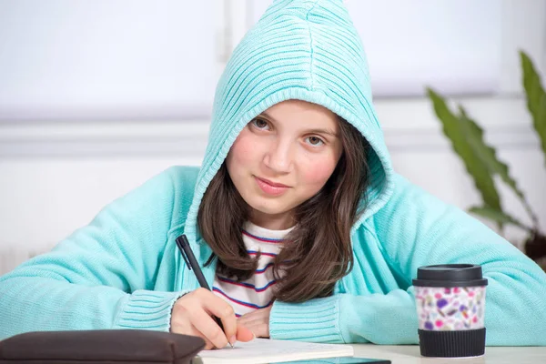 Dospívající dívka dělá její domácí úkoly — Stock fotografie
