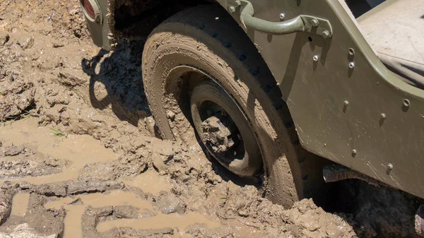 Hjul på militært kjøretøy i mudderet – stockfoto