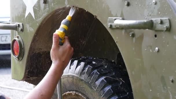 Joven Limpiando Vehículo Militar Cámara Lenta — Vídeos de Stock