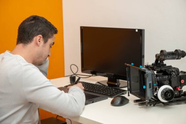 bir genç adam tasarımcı grafik tablet video düzenleme için kullanma