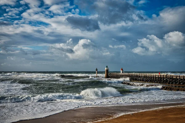 法国布列塔尼海风暴天气与巨浪 — 图库照片