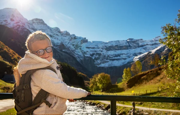 Smiling boy with backpack in autumn mountains (cirque de Gavarni — Stock Photo, Image