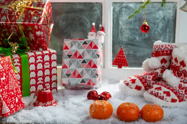 Weihnachtskonzept mit Orangen mit Schnee, hölzernem Fensterhintergrund — Stockfoto