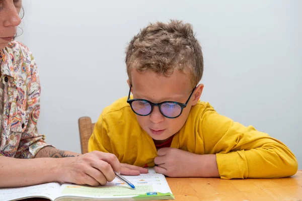 Petit garçon faisant ses devoirs — Photo