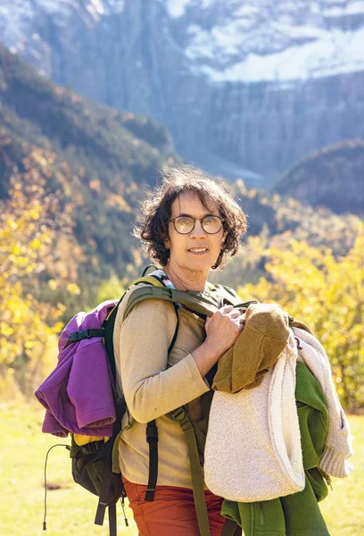 Porträt einer reifen Wanderin im Berg mit Rucksack — Stockfoto