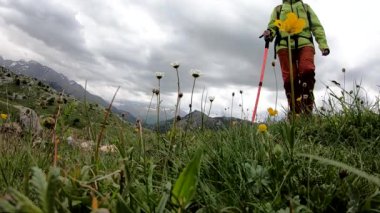 Ağır çekim, kadın yürüyüşçünün ayaklarına yakın çekim.