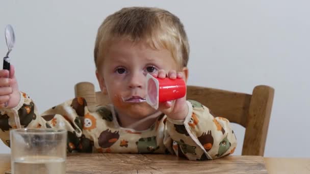 Δύο Χρονών Αγόρι Τρώει Γιαούρτι — Αρχείο Βίντεο