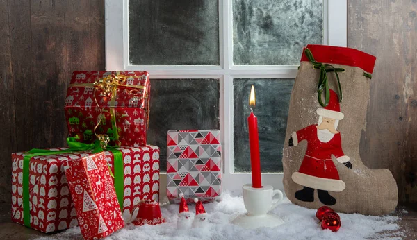 Presentes de Natal decoração perto da janela rústica — Fotografia de Stock