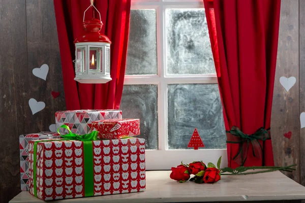 Kerstcadeaus decoratie in de buurt van het rustieke raam — Stockfoto