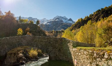 Gavarnie Köprüsü üzerinde. Fransız Pireneleri