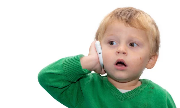 Ребенок играет с телефоном на белом фоне — стоковое фото