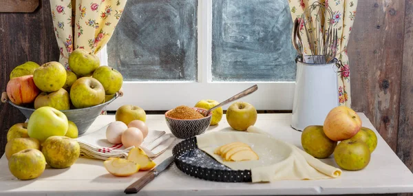 Ingrédients pour tarte aux pommes, pommes, œufs, pâte — Photo