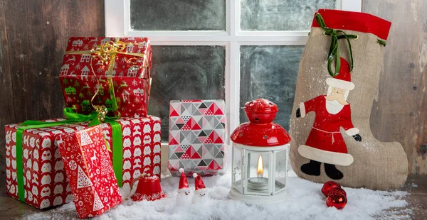 Kerstcadeaus op tafel, bij rustiek raam — Stockfoto