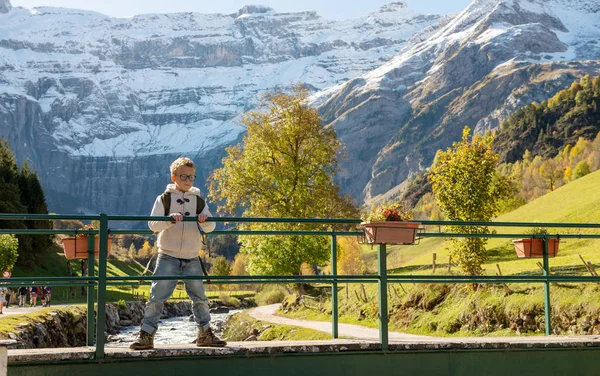 Garçon souriant avec sac à dos dans les montagnes d'automne — Photo