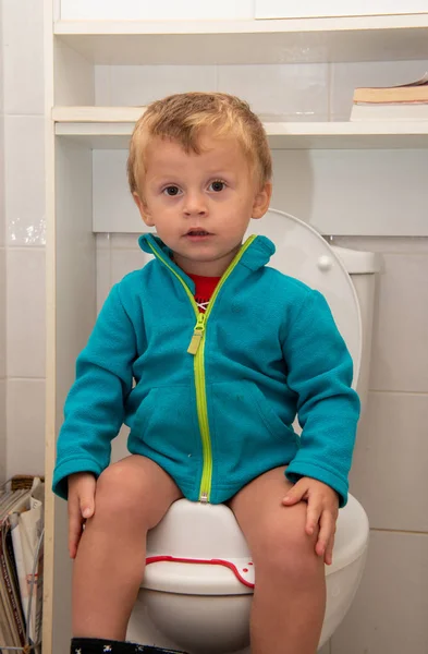 Söt liten småbarn barn sitter på toaletten wc — Stockfoto