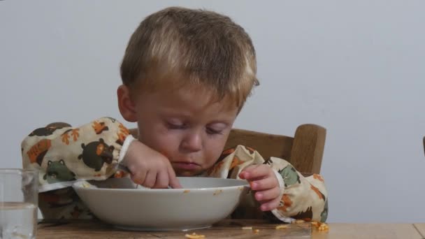Schattige Kleine Jongen Twee Jaar Eten Pasta Indoor — Stockvideo