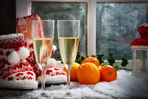 Decoración de Navidad con dos copas de champán — Foto de Stock