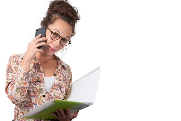 Gelukkige zakenvrouw die aan de telefoon praat. Geïsoleerd op witte achterzijde — Stockfoto