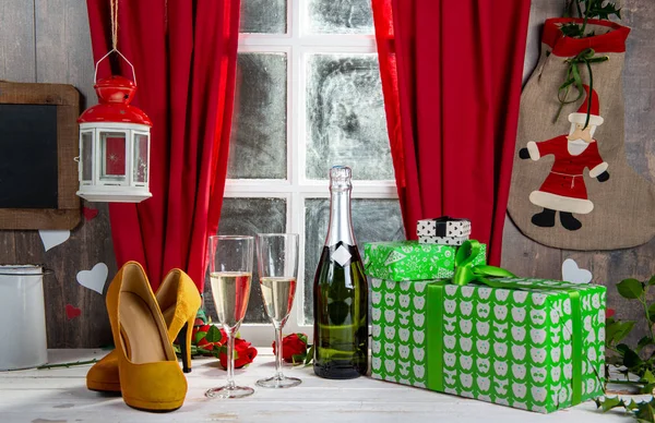 Decoração de Natal com presentes, dois copos e garrafa de cham — Fotografia de Stock
