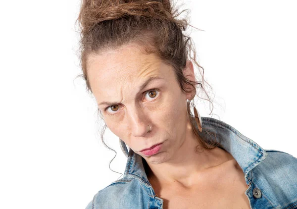 Портрет сердитая женщина на белом фоне — стоковое фото