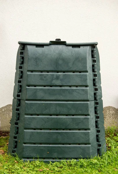 Green compost bin in the garden — Stock Photo, Image