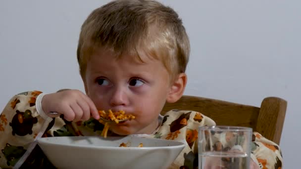 可爱的小男孩在室内吃了两年的意大利面 — 图库视频影像