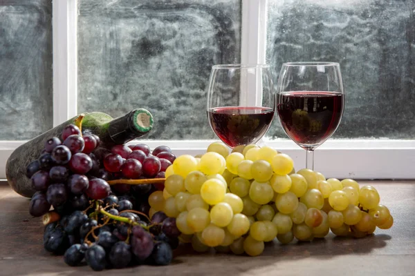 Composición con dos tipos de vino, uvas y botellas de vino tinto —  Fotos de Stock