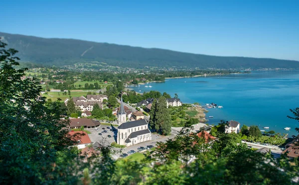 Vista del lago Annecy en los Alpes franceses con el pueblo de Duingt —  Fotos de Stock