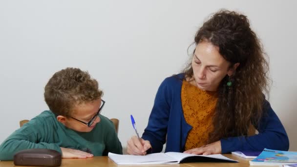 Kleine Jongen Doet Zijn Huiswerk Met Moeder — Stockvideo