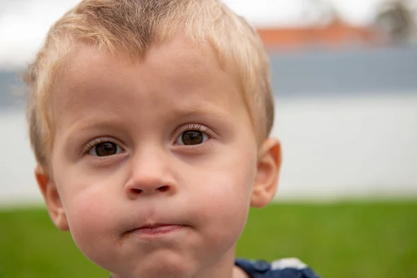 Porträtt av ett barn två år, utomhus — Stockfoto