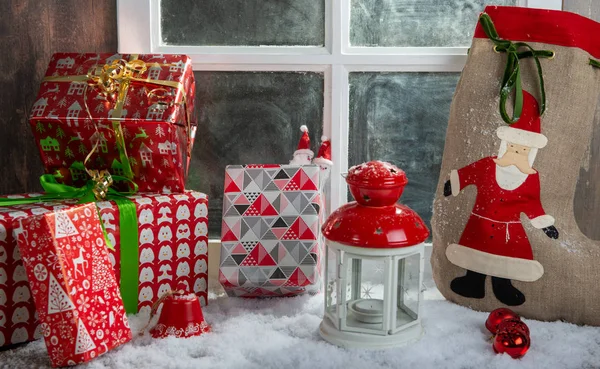 Cadeaux de Noël décoration près de la fenêtre rustique — Photo