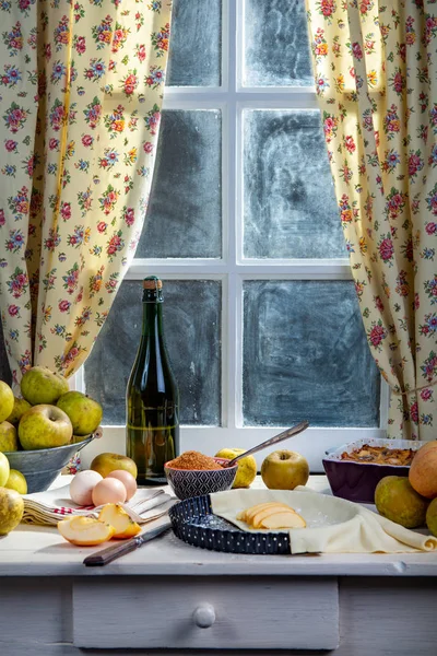 Zutaten für Apfelkuchen, Äpfel, Eier, Teig und eine Flasche Cid — Stockfoto