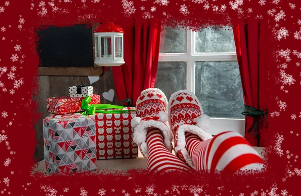 Kerstvrouw benen met geschenken. Kerstvakantie concept — Stockfoto