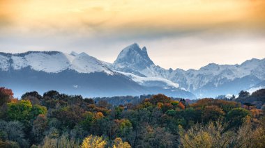 Pic du Midi Ossau 'nun sonbahar manzarası, Fransız Pireneleri