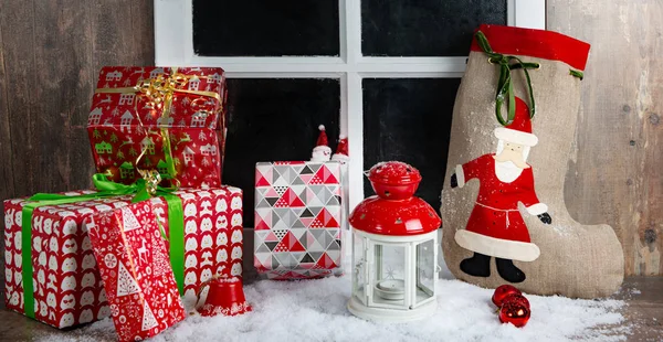 Boże Narodzenie prezenty dekoracji w pobliżu okna rustykalnym — Zdjęcie stockowe
